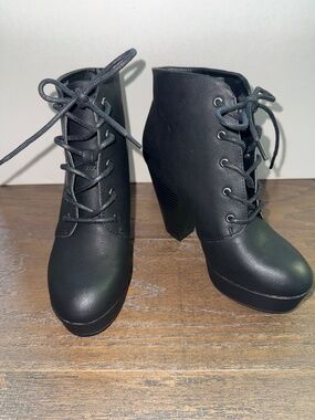 Cathy Jean Black Lace-Up Platform Booties Size 5.5 Never Worn w/ Box